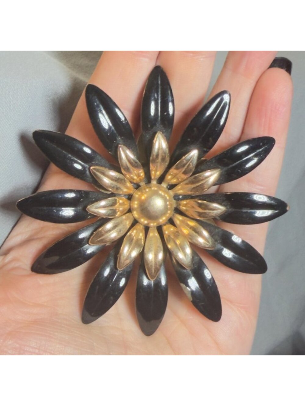 Sarah Coventry Flower Brooch Black Enamel Gold Tone Daisy Pin Vintage 3.5"